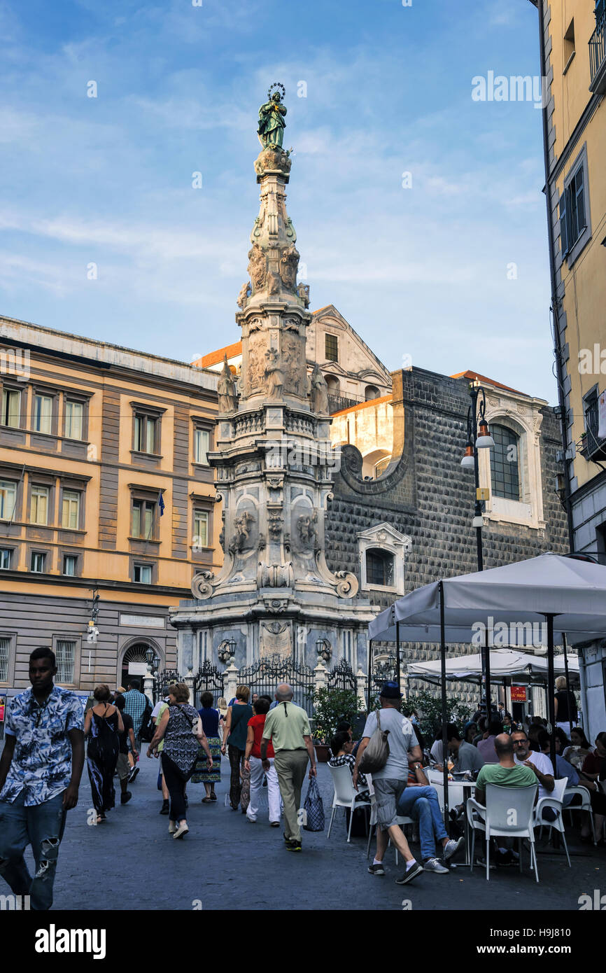 Sculptures en plein air près de tourisme sur les vieilles rues de Naples, Italie du sud, de l'Europe Banque D'Images