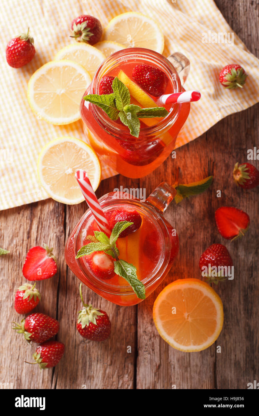 Limonade aux fraises à la menthe froide close up dans un bocal en verre sur l'ancienne table. Vue verticale d'en haut Banque D'Images