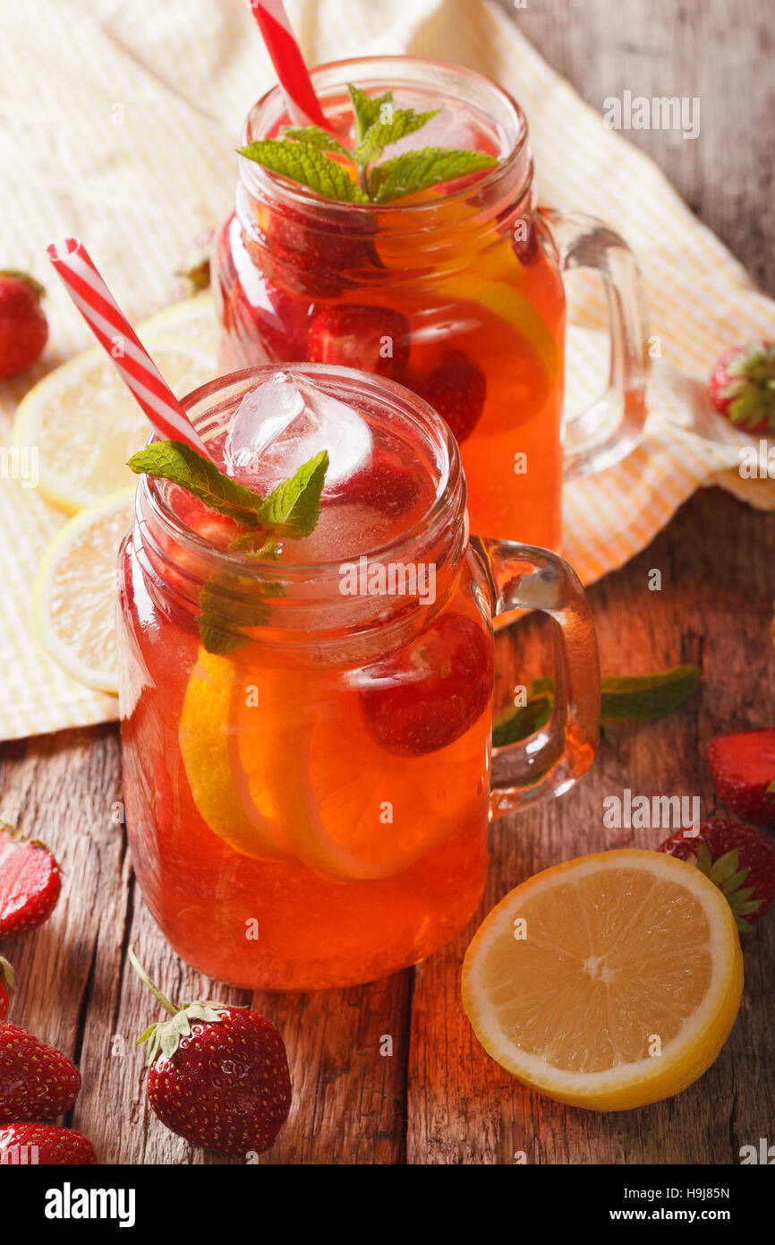 Limonade aux fraises d'été avec peppermint close-up dans un bocal en verre sur la table. La verticale Banque D'Images