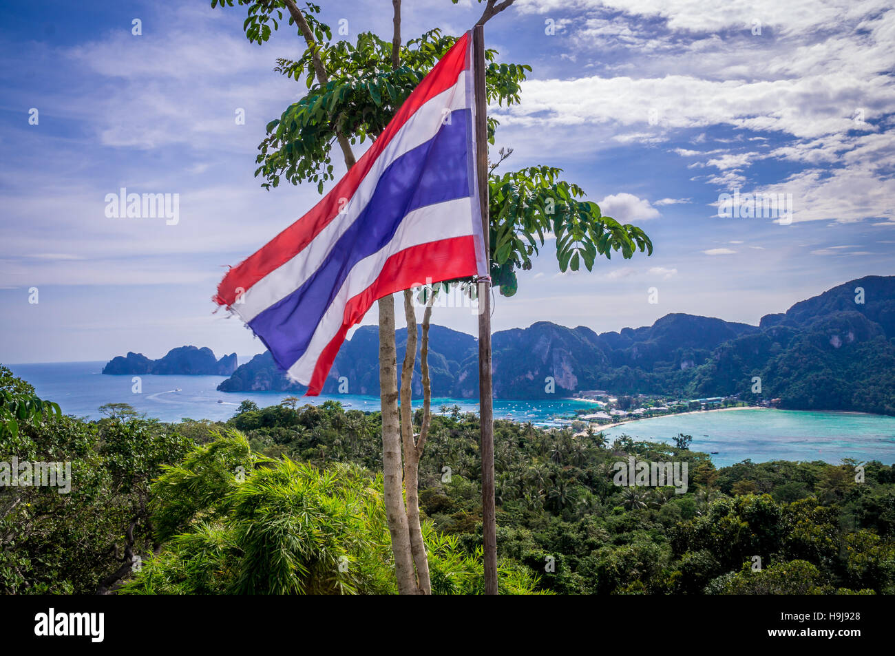 En agitant le drapeau de la Thaïlande au point de vue de l'Île PhiPhi Banque D'Images