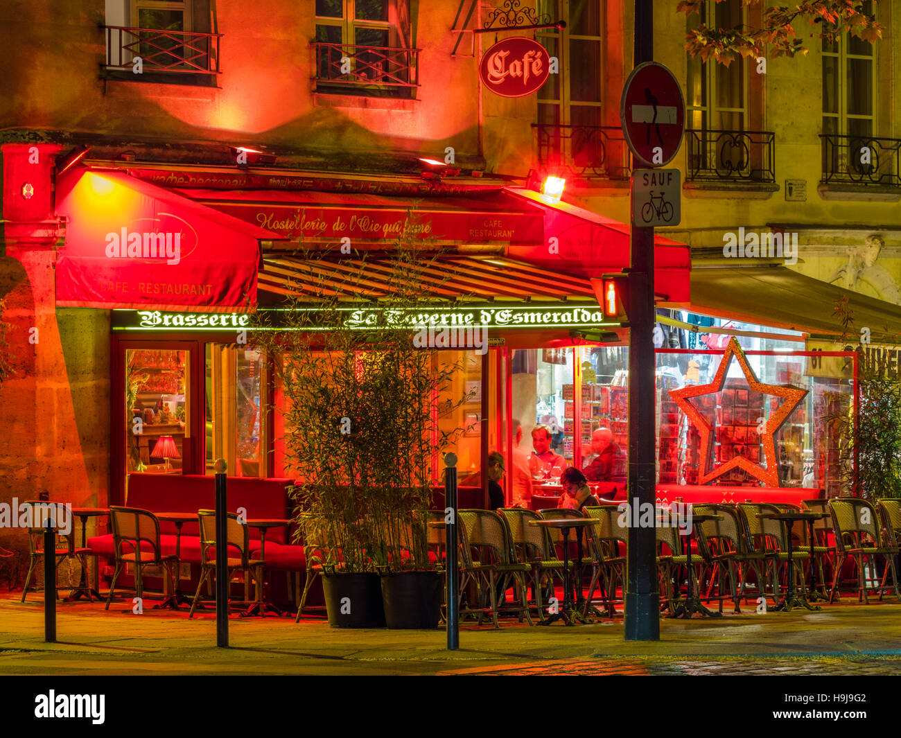 Café en plein air nuit à Paris, France Banque D'Images
