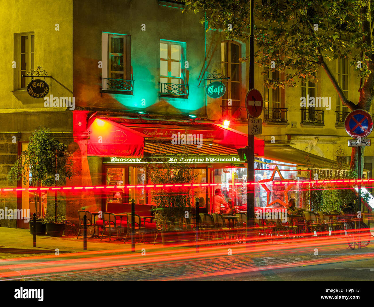 Café en plein air nuit à Paris, France Banque D'Images