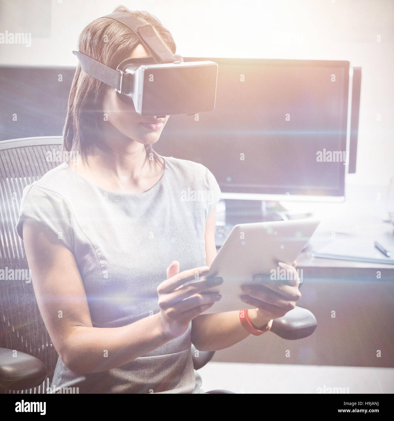 Femme d'affaires à l'aide de lunettes 3D. Banque D'Images