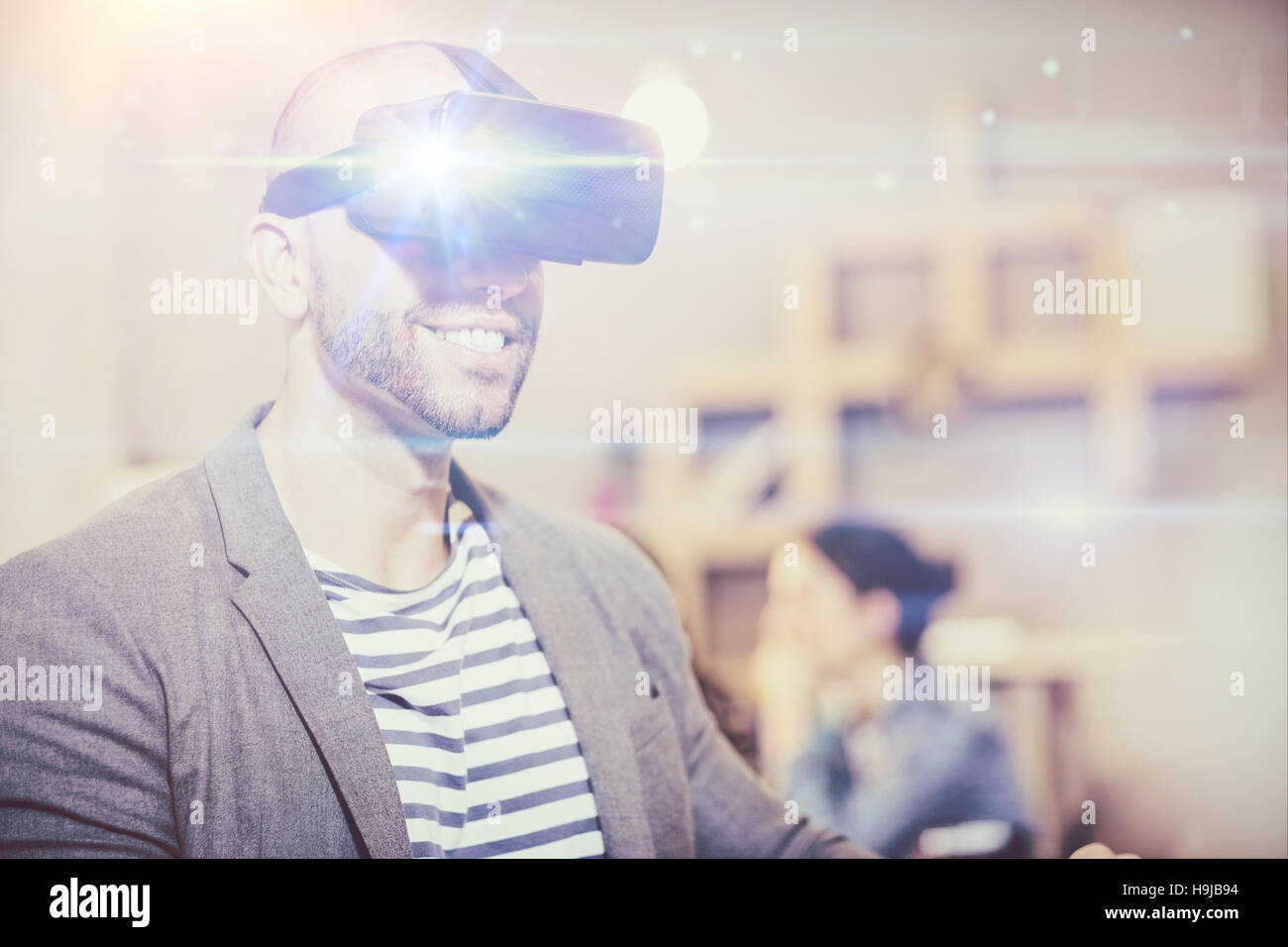 Graphiste mâle portant des lunettes virtuelles Banque D'Images