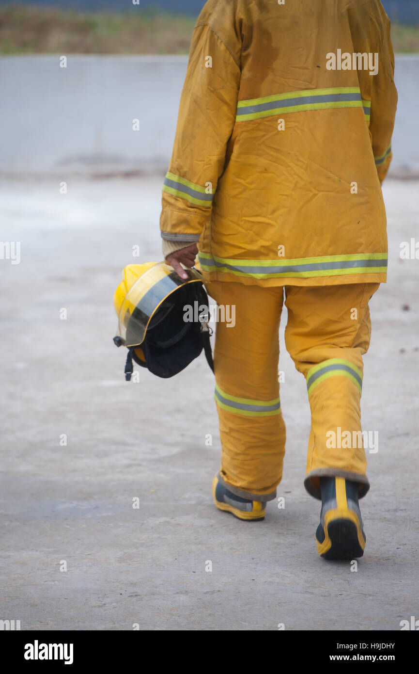 Une robe de pompiers leur action devant le pupitre Banque D'Images
