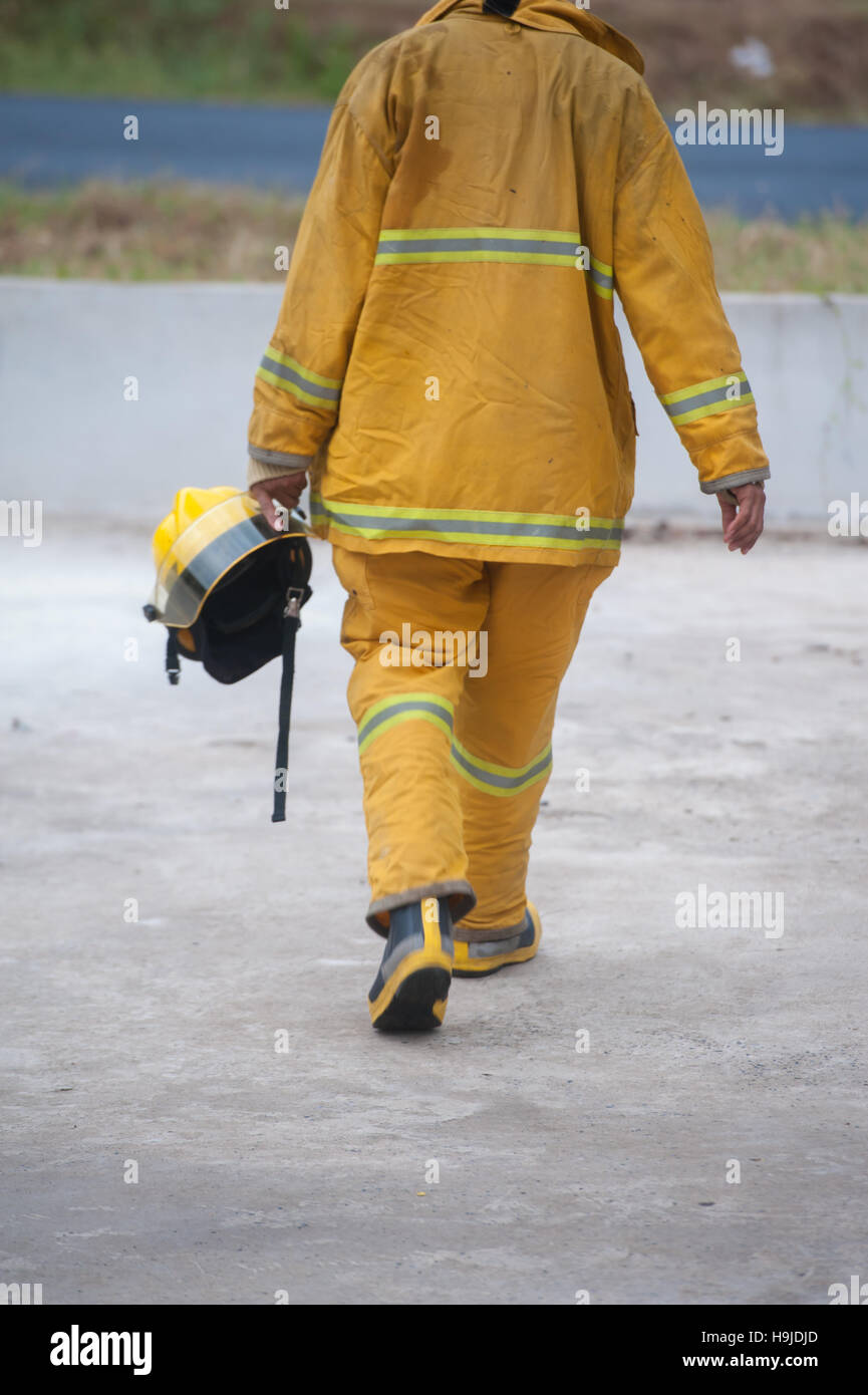 Une robe de pompiers leur action devant le pupitre Banque D'Images