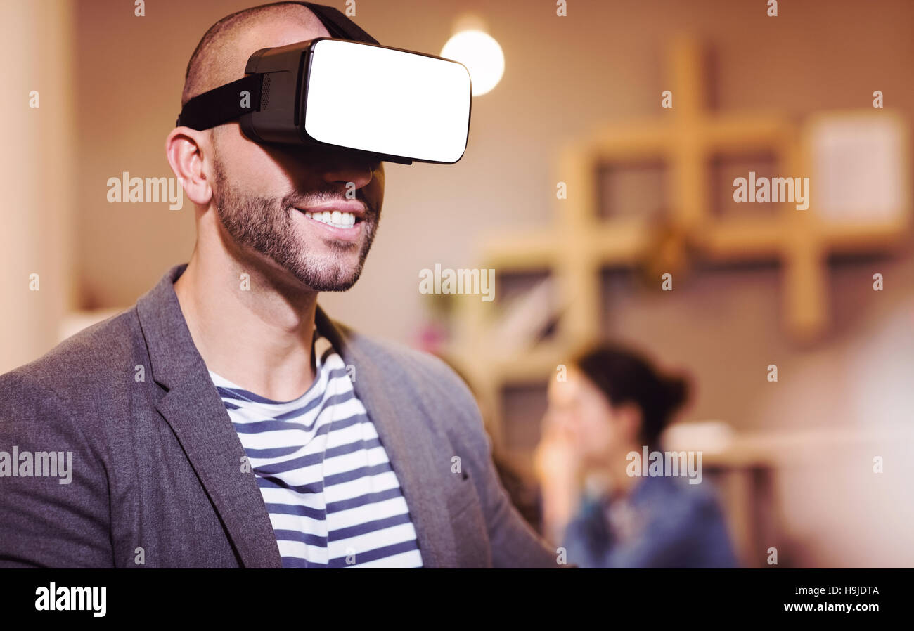 Graphiste mâle portant des lunettes virtuelles Banque D'Images