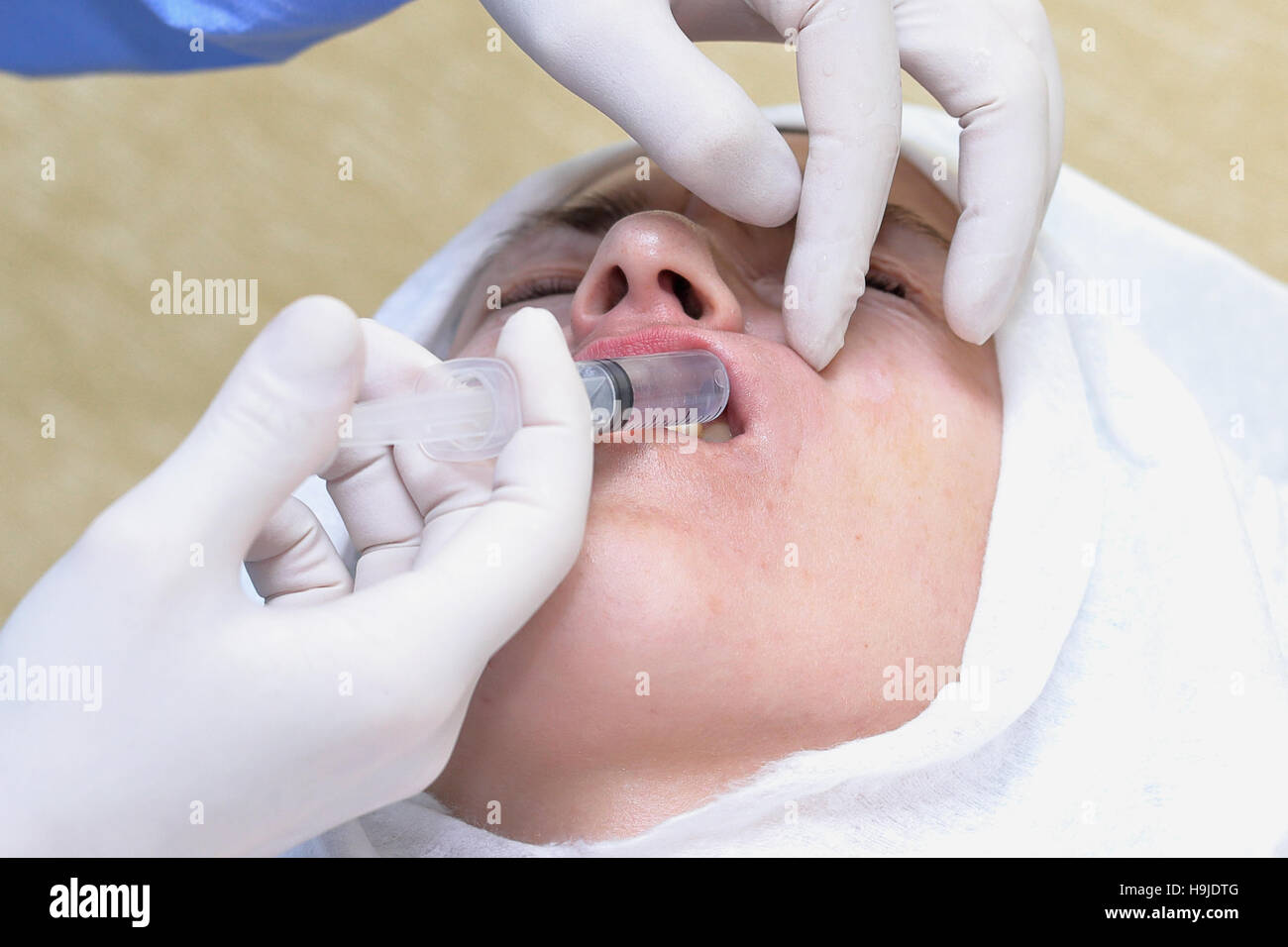 Femme se bouche en injection anesthésique Banque D'Images