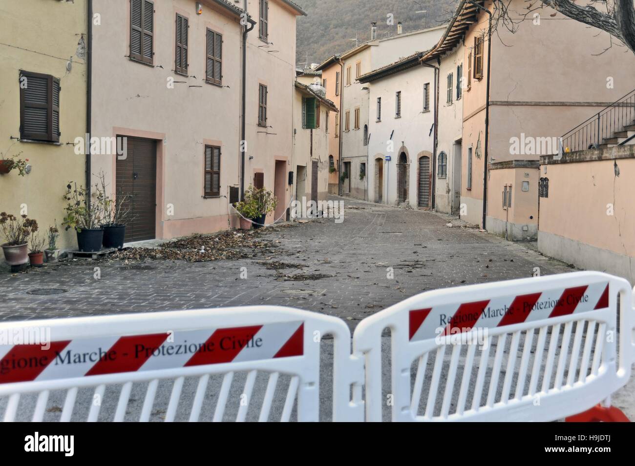 Tremblement de terre en Italie du Centre, en novembre 2016, village de Muccia avec les maisons endommagées et évacués (région des Marches) Banque D'Images