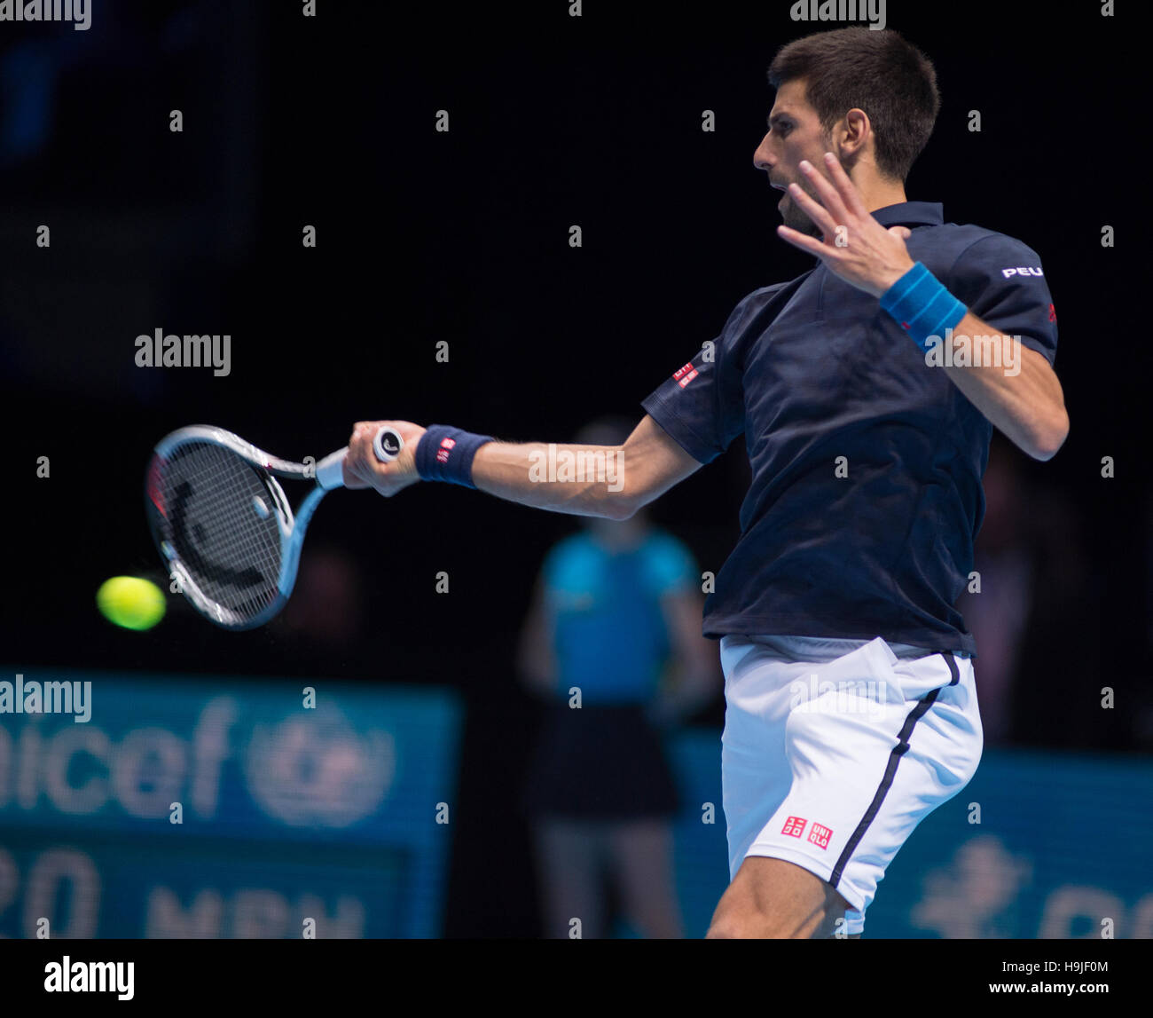 L'O2, le 20 Nov 2016. Murray Djokovic batailles dans la finale pour gagner. © sportsimages. Banque D'Images