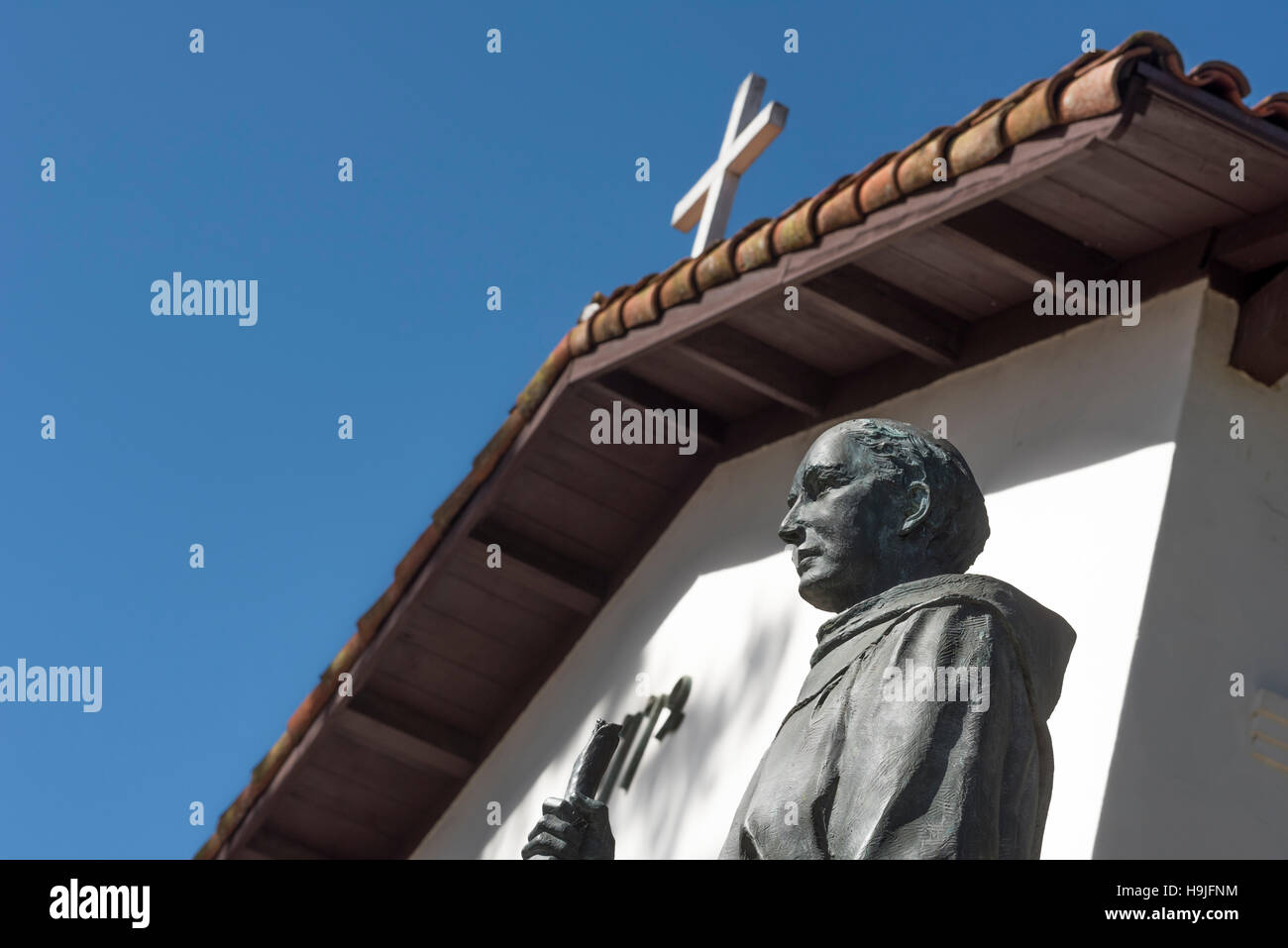 Statue de Père Junipero Serra en face de la Mission San Luis Obispo de Tolosa à San Luis Obispo, Californie, USA. Banque D'Images