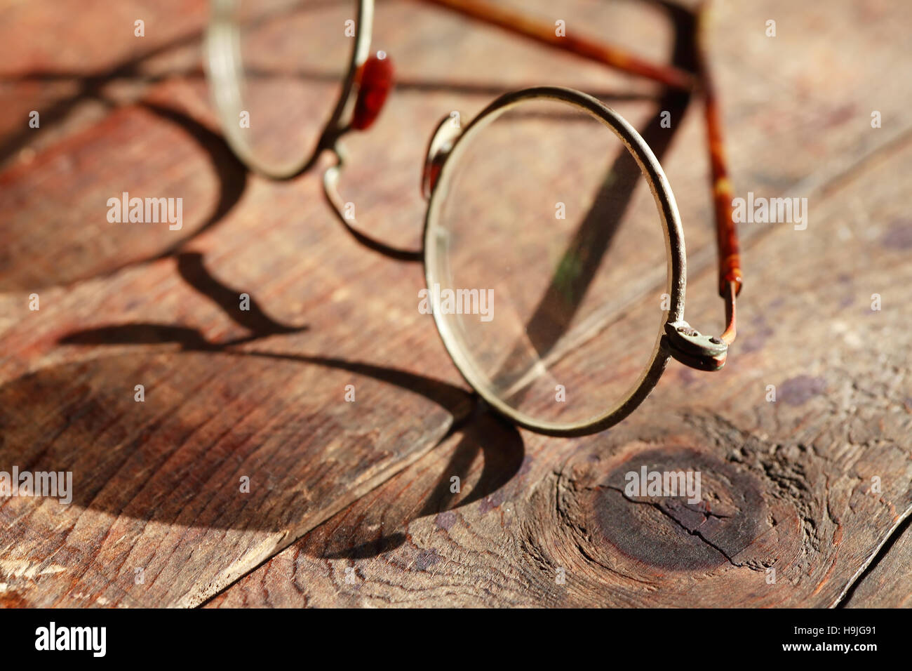 Old vintage lunettes libre sur beau fond de bois Banque D'Images