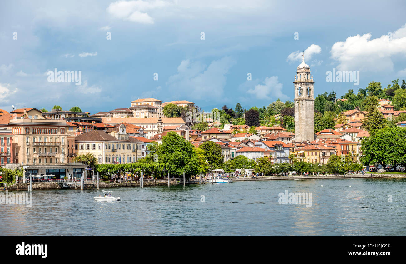 Front de mer de Pallanza au Lago Maggiore vu du bord de mer, Piemont, Italie Banque D'Images
