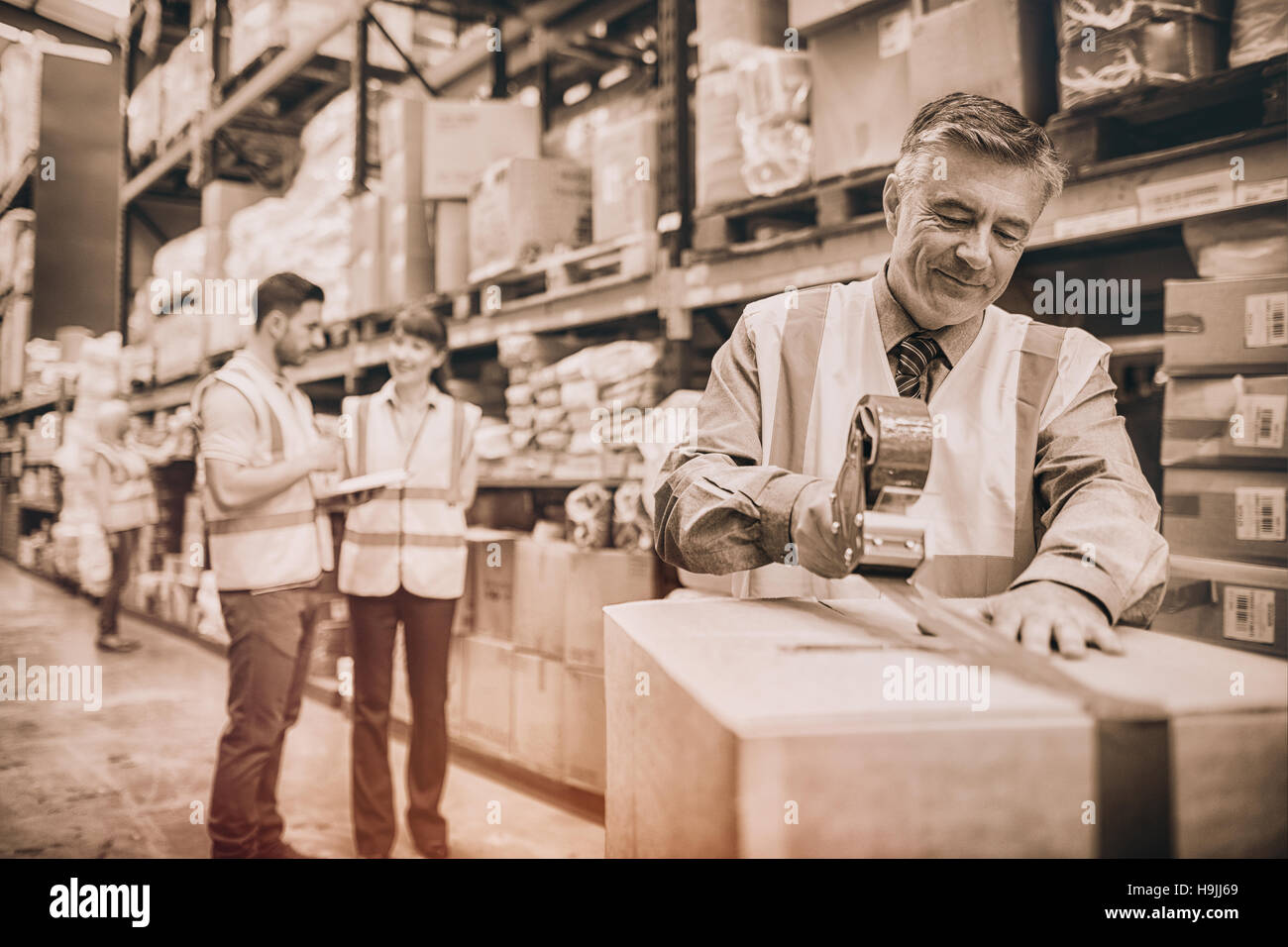 Employé de l'entrepôt pour l'expédition de boîtes en carton d'étanchéité Banque D'Images