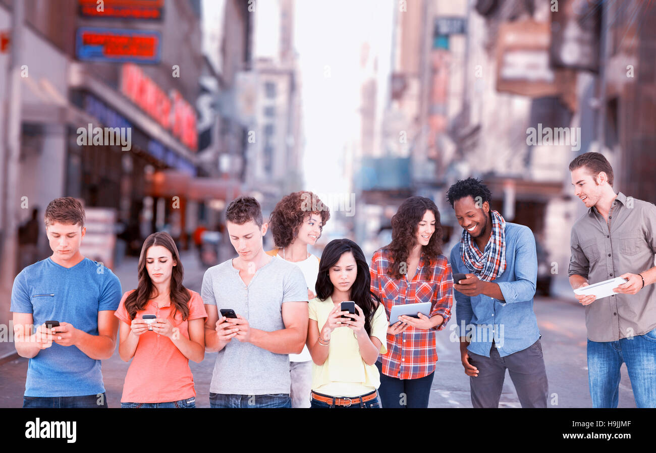 Image composite de quatre personnes debout à côté de l'autre et envoyer des messages sur leurs téléphones. Banque D'Images