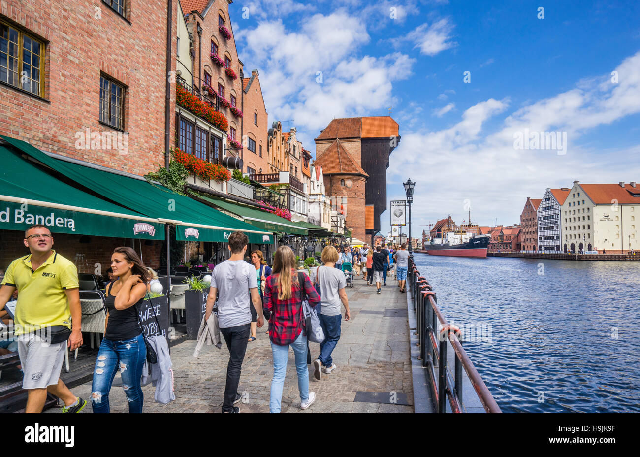 La Pologne, Gdansk (Dantzig), Ulica Dlugie Pobrzeze (Lange Brücke) promenade le long du quai du port de Motlawa crane (Krantor) Banque D'Images