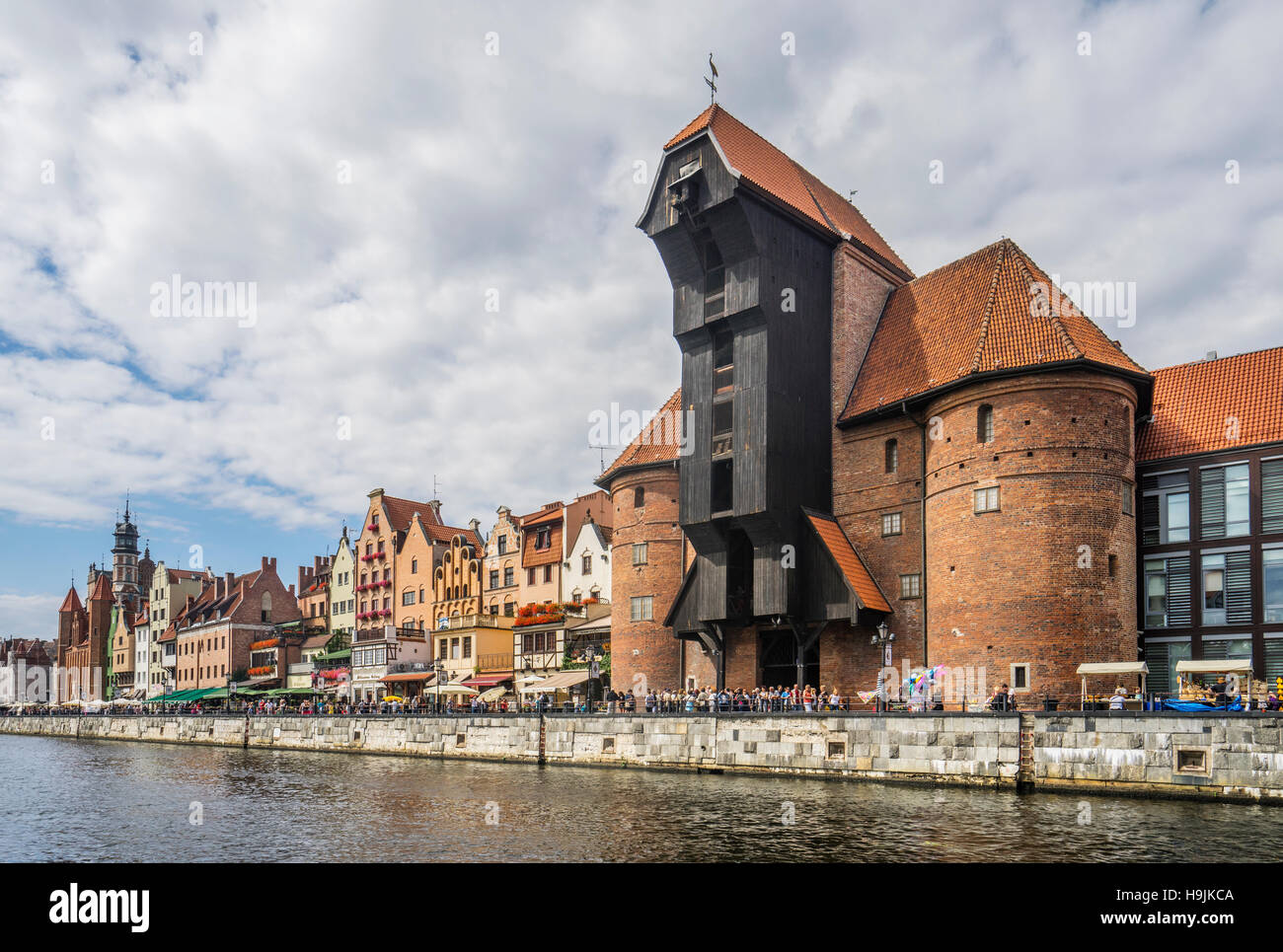 La Pologne, la Poméranie, Gdansk (Dantzig), fleuve Motlawa avec la grue du port médiéval emblématique (Krantor/ Brama Zuraw) Banque D'Images