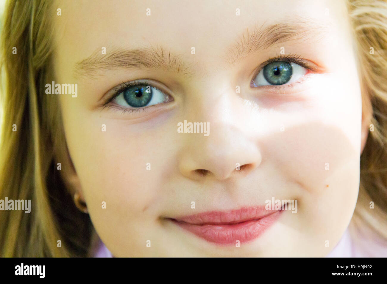 Photo de jolie fille avec de grands yeux bleus Banque D'Images