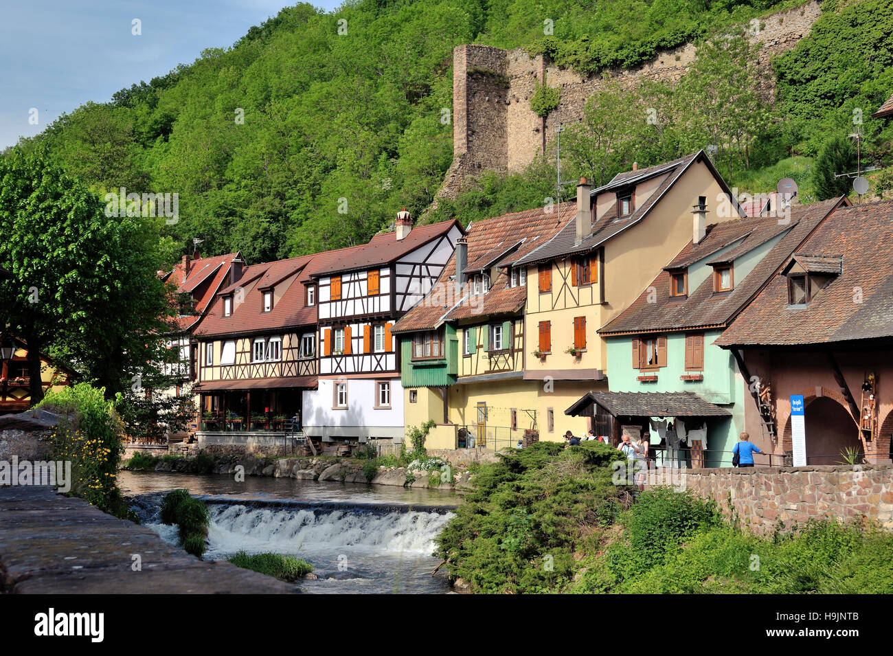 Vieux village pittoresque Kaysersberg, village de vin, membre des plus beaux villages de France, l'est de la France, l'Allemagne, à la frontière commune de depar Banque D'Images