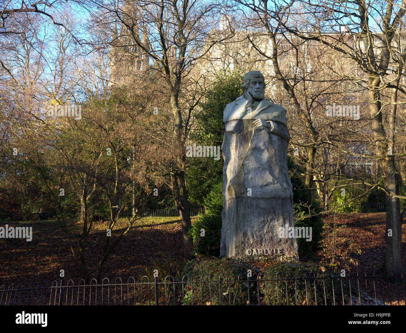 Statue de Thomas Carlyle dans l'université de Glasgow kelvingrove park avec tour de l'horloge à l'arrière-plan Banque D'Images
