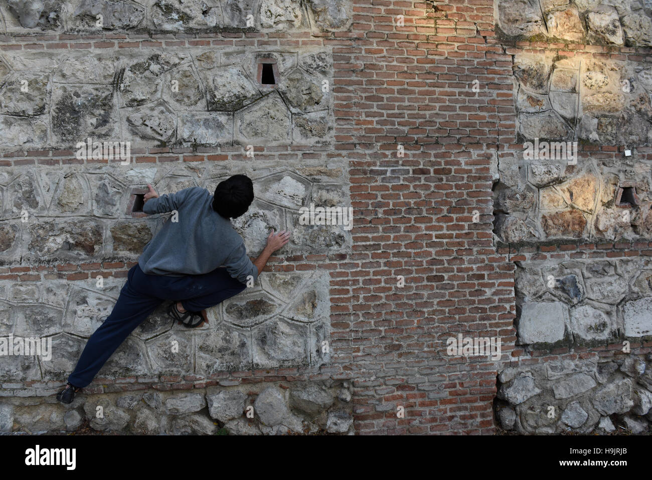 Madrid, Espagne. 23 Nov, 2016. Un homme grimpe un mur dans la Cuesta de la Vega, dans le centre de la ville de Madrid, Espagne. © Jorge Sanz/Pacific Press/Alamy Live News Banque D'Images