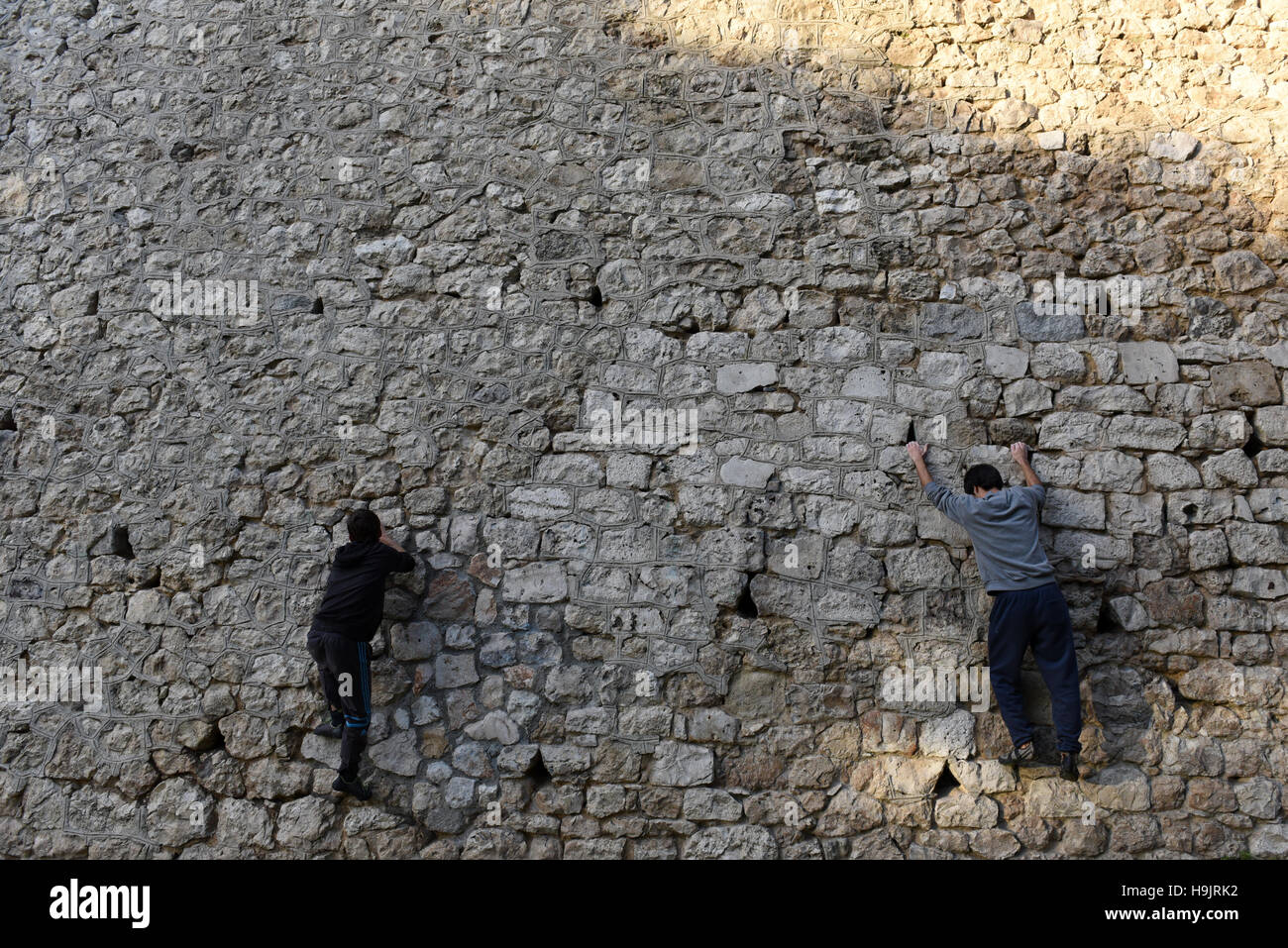 Madrid, Espagne. 23 Nov, 2016. Un homme grimpe un mur dans la Cuesta de la Vega, dans le centre de la ville de Madrid, Espagne. © Jorge Sanz/Pacific Press/Alamy Live News Banque D'Images