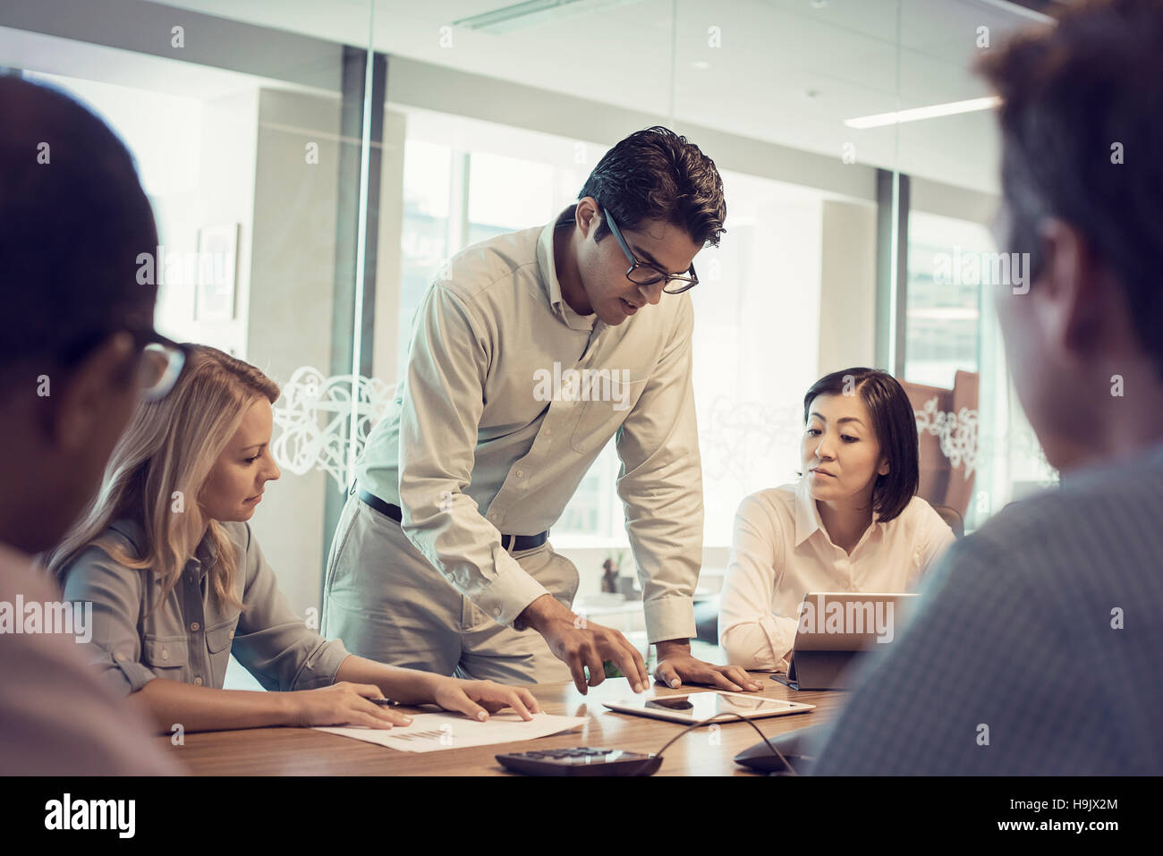 Les gens d'affaires de réunion ayant intéressante discussion Banque D'Images
