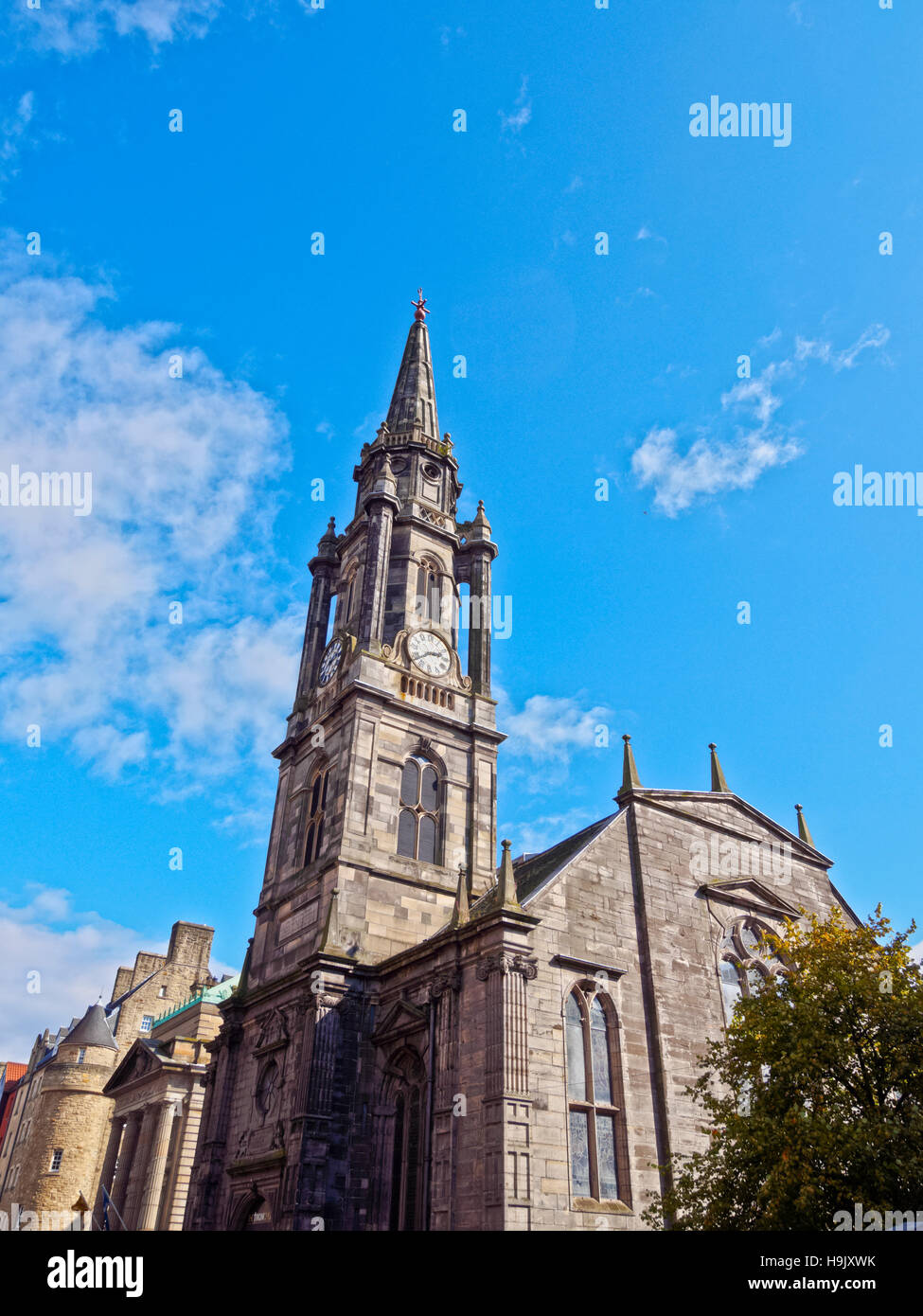 Royaume-uni, Ecosse, Edimbourg, Royal Mile, vue sur le Tron Kirk. Banque D'Images