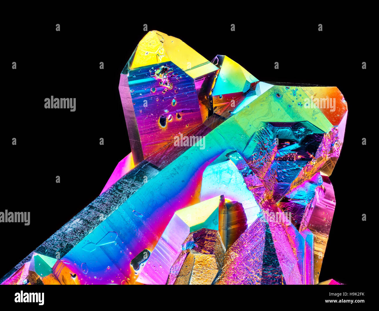 Sharp extrême rainbow titane quartz aura pris avec le cluster détail optique macro. L'image est empilé à partir de nombreuses photos pour la netteté. Banque D'Images