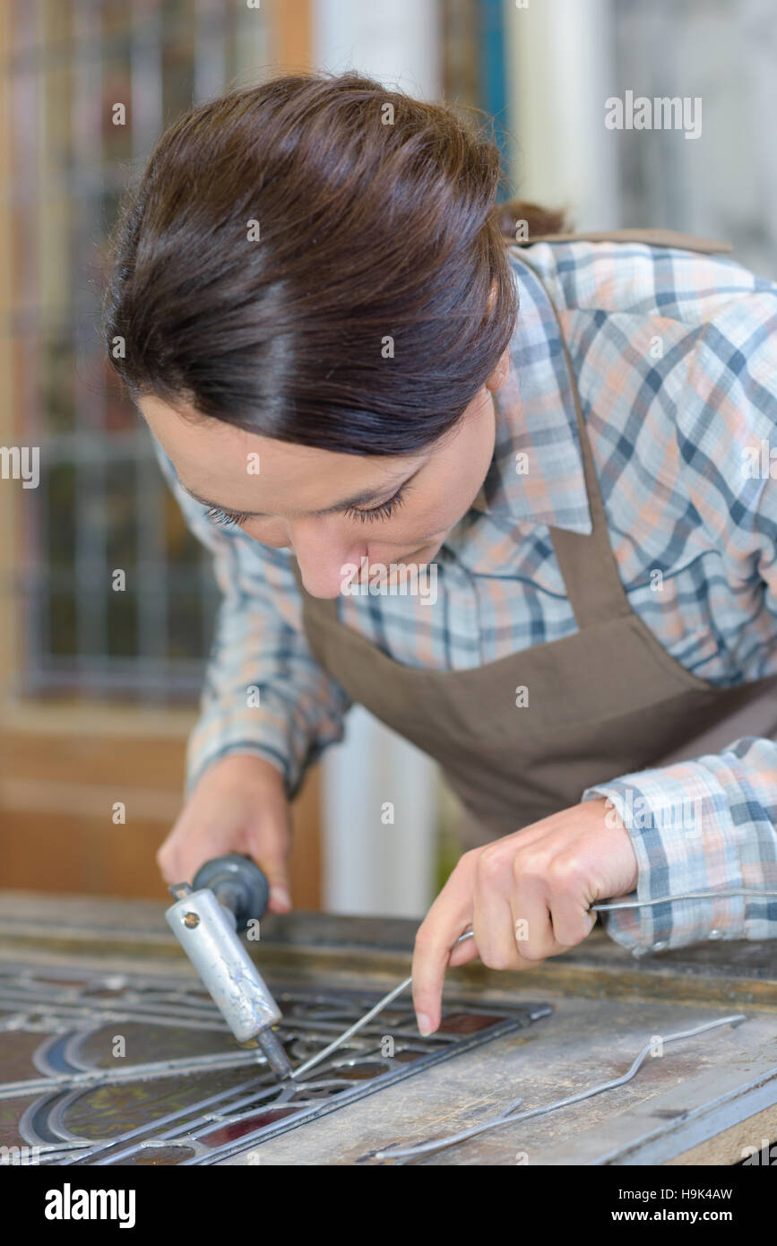 Woman mènent à des vitraux Banque D'Images