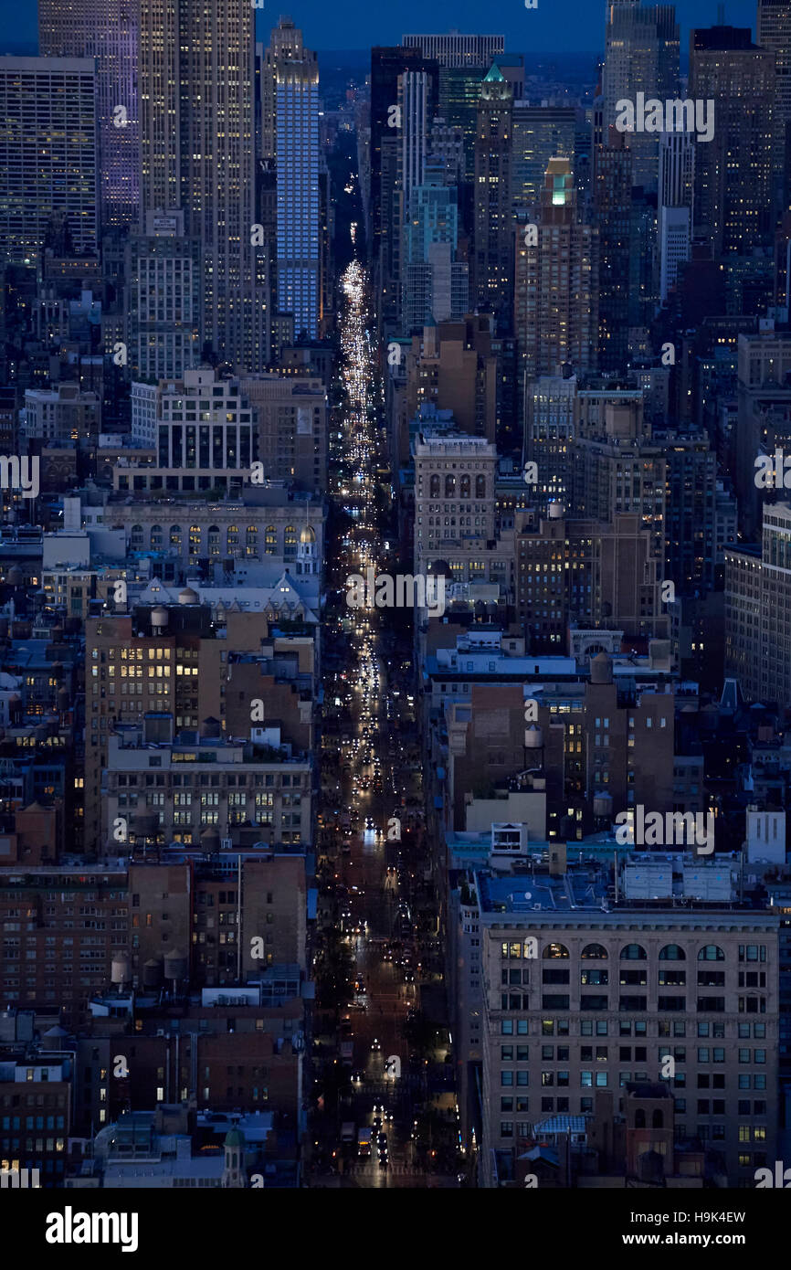 USA, New York City, la circulation sur la 5e Avenue, dans la soirée Banque D'Images