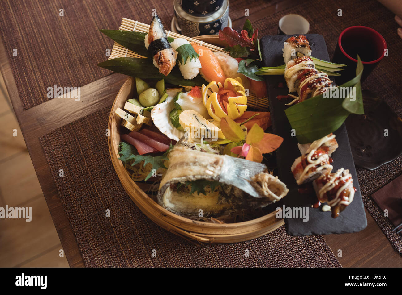 Dans les sushi sushi divers plate Banque D'Images