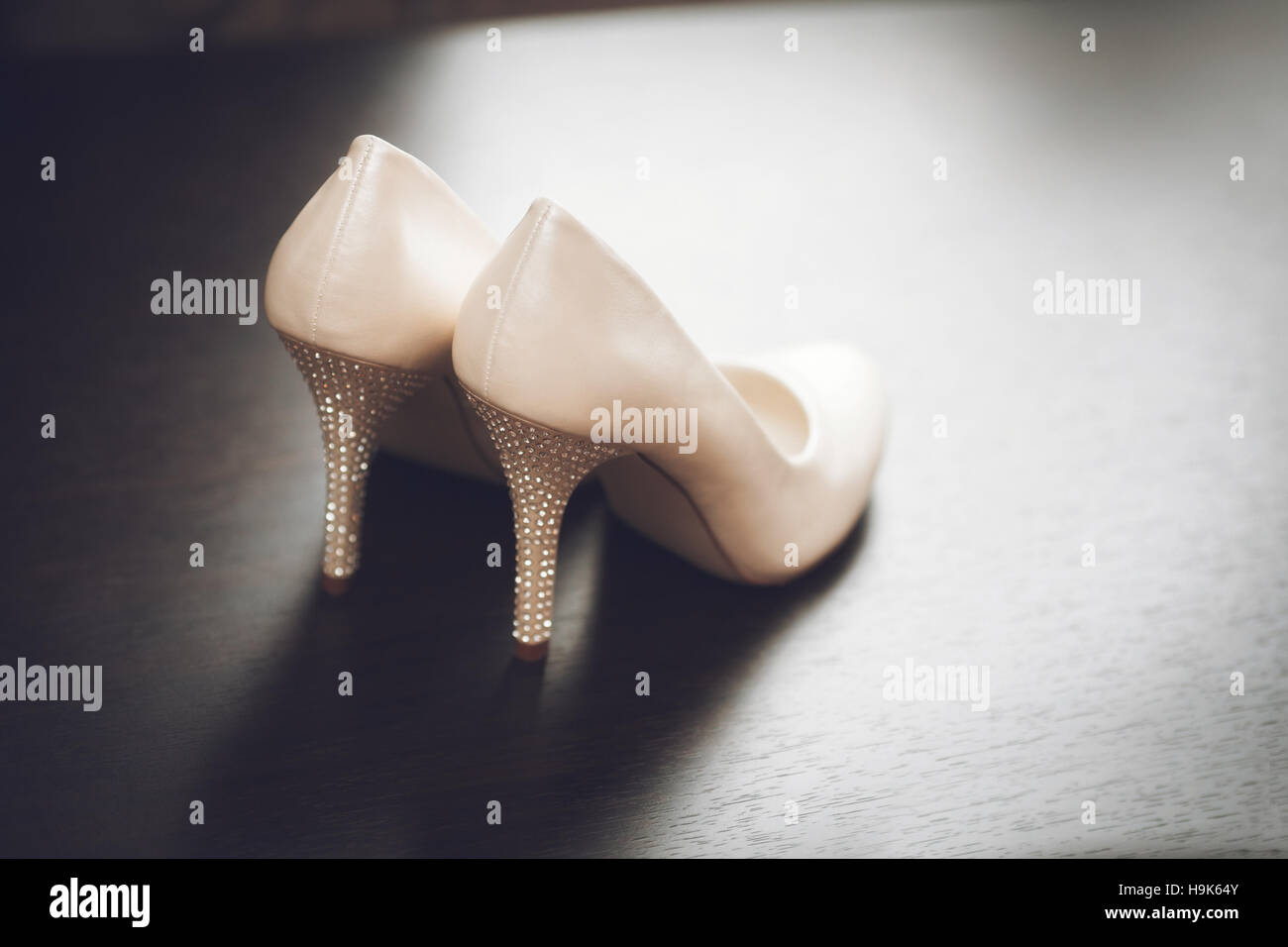 Chaussure de mariage blanche Banque de photographies et d'images à haute  résolution - Alamy
