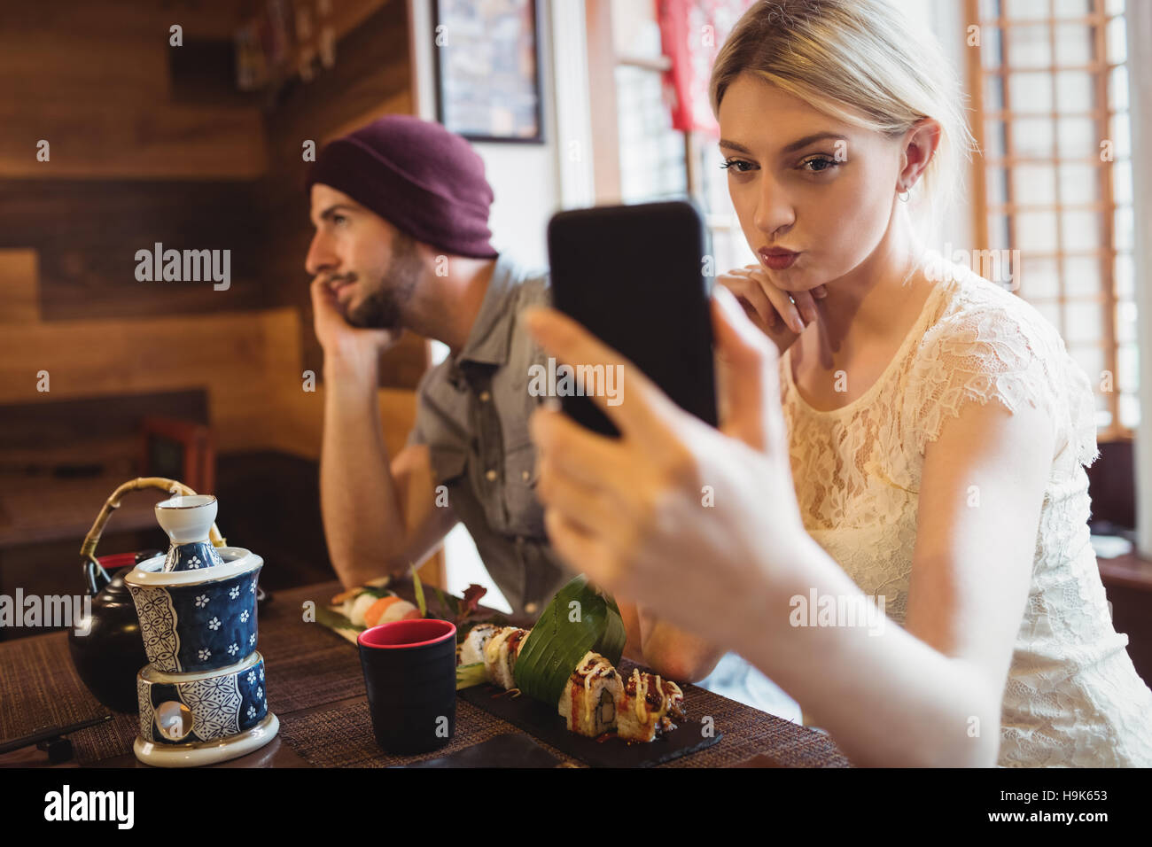 Femme prenant tout en selfies man talking on phone Banque D'Images
