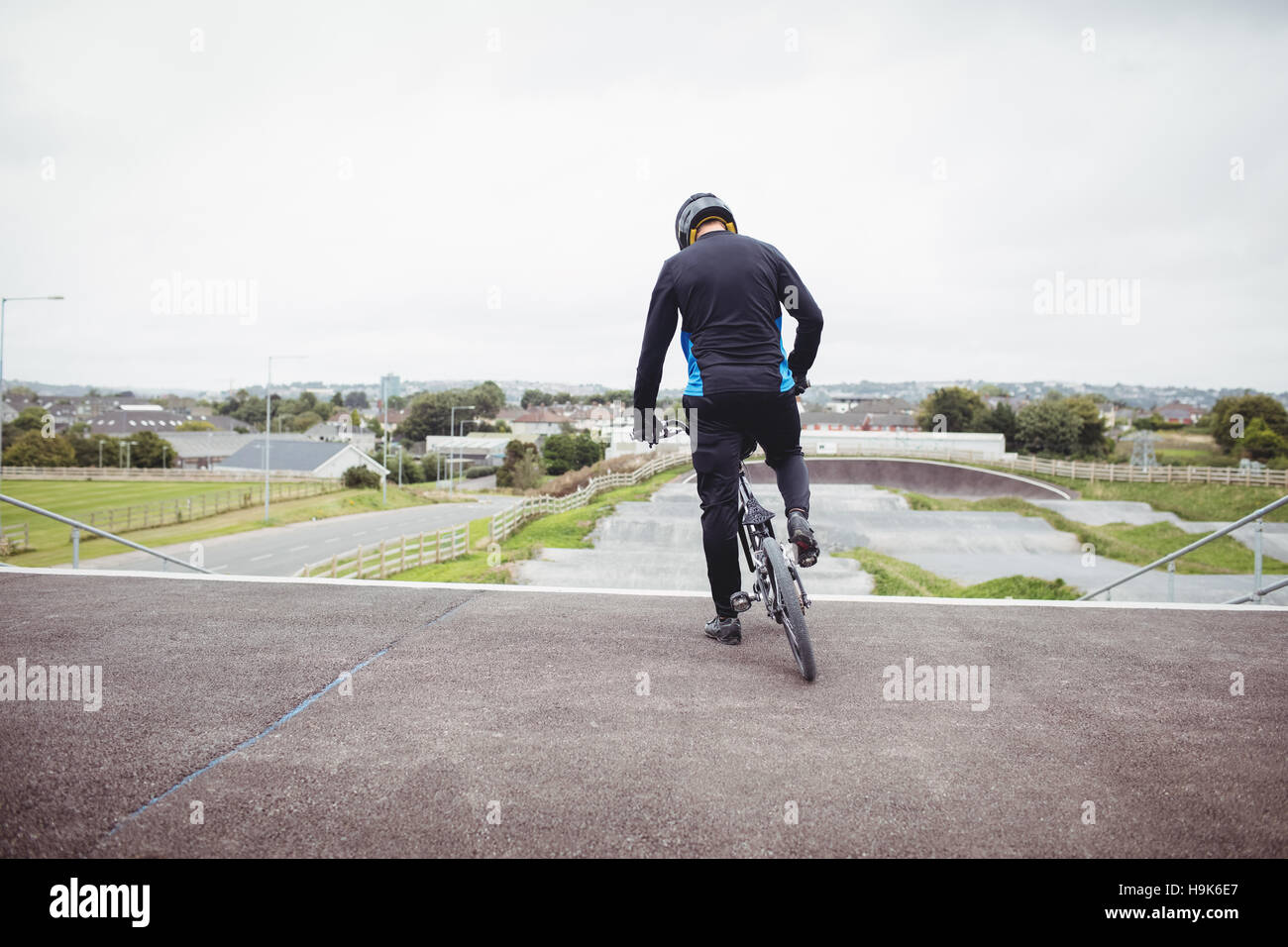 Permanent cycliste avec rampe de départ à vélo BMX Banque D'Images