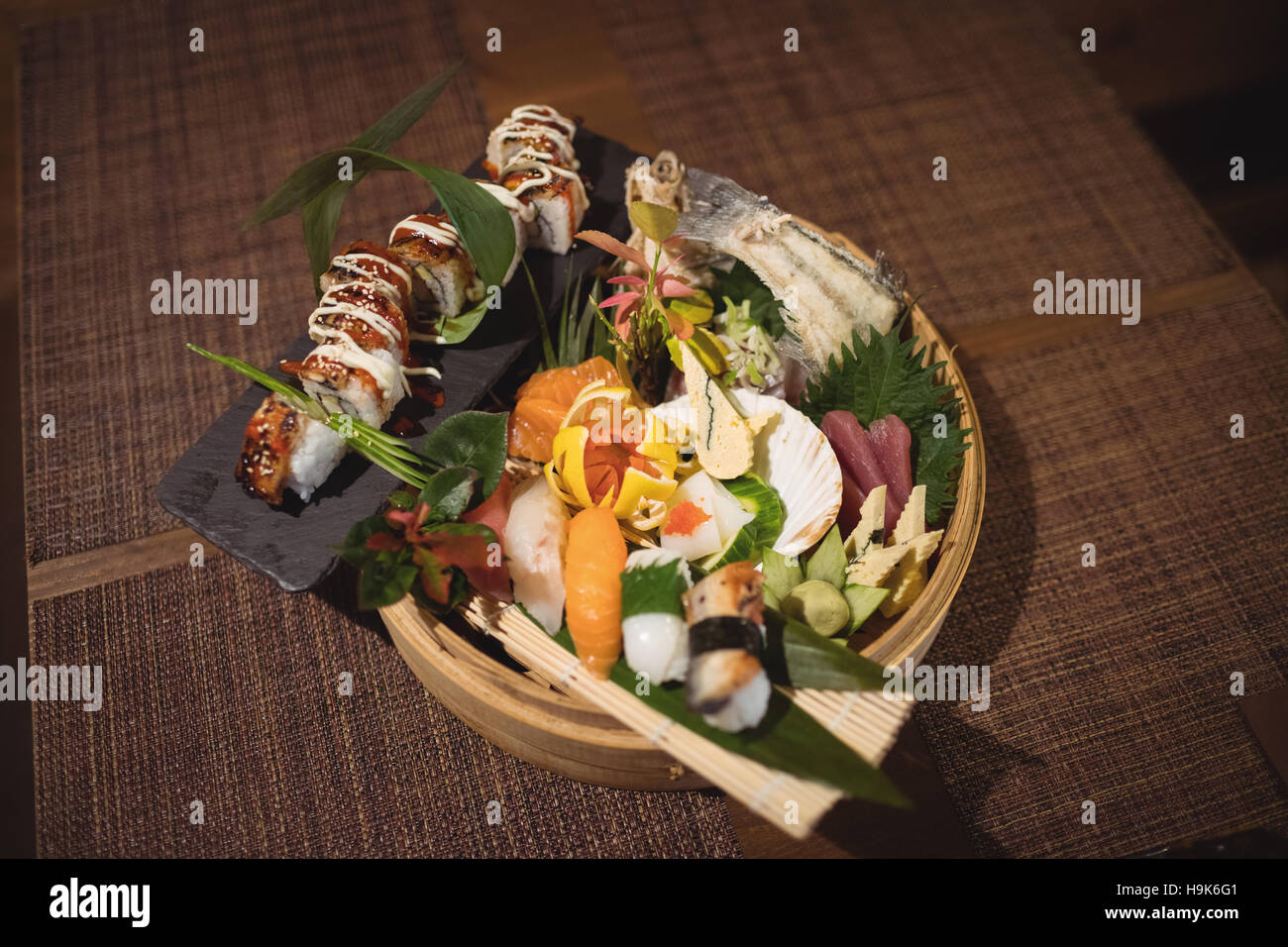 Dans les sushi sushi divers plate Banque D'Images