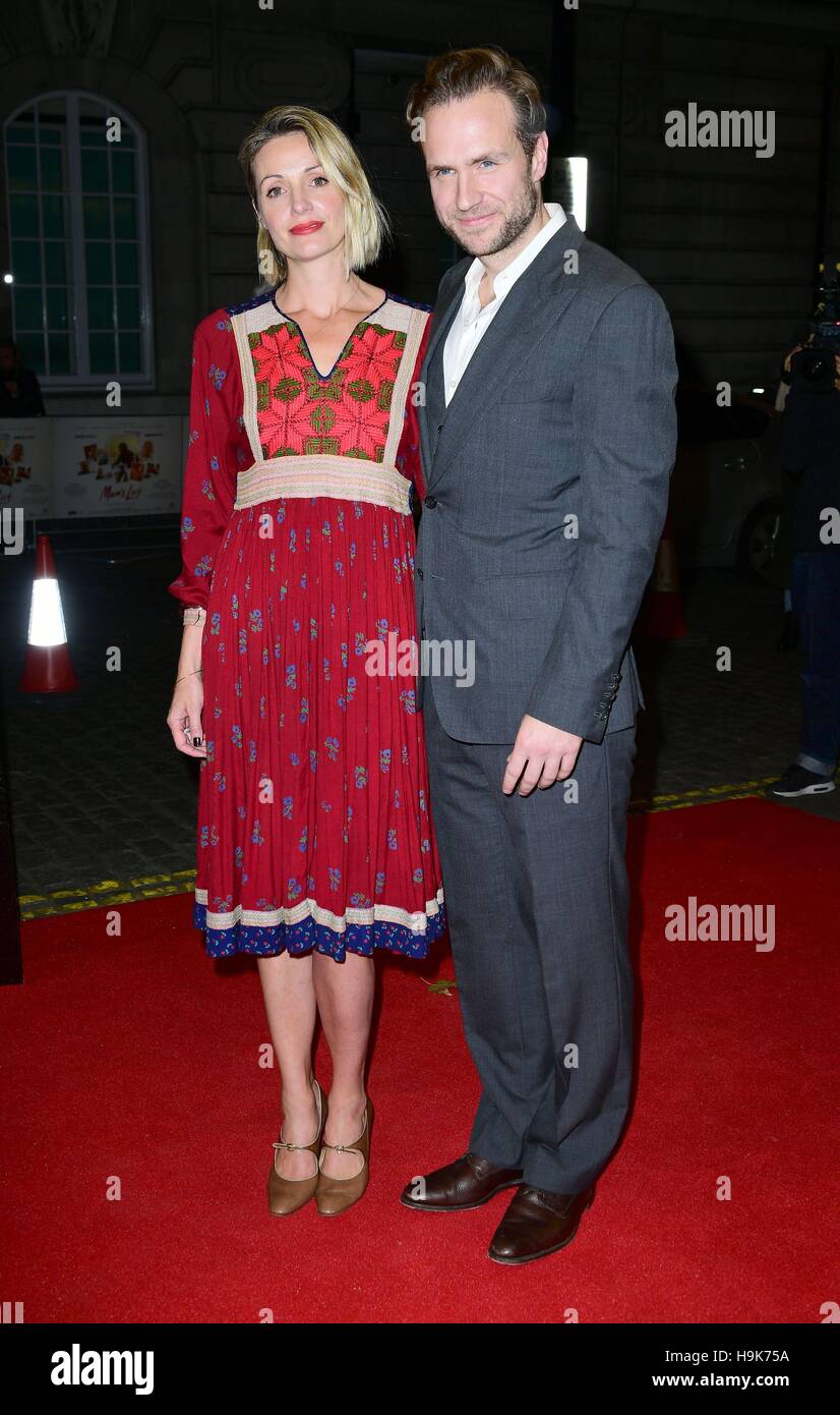 Rafe Spall et Elize du Toit assister à la Maman à la premiere liste Curzon Mayfair, Londres. Banque D'Images