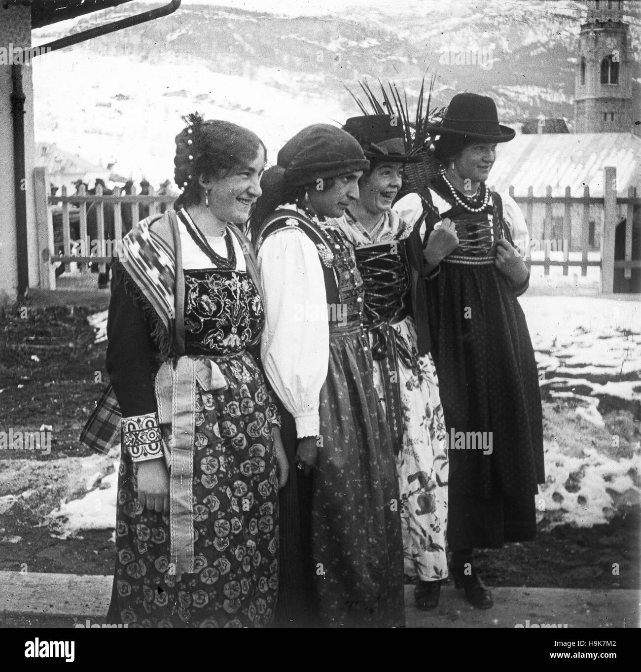 Le Ladin alpin femmes en costume traditionnel dans les Dolomites Italie Europe 1923 Banque D'Images