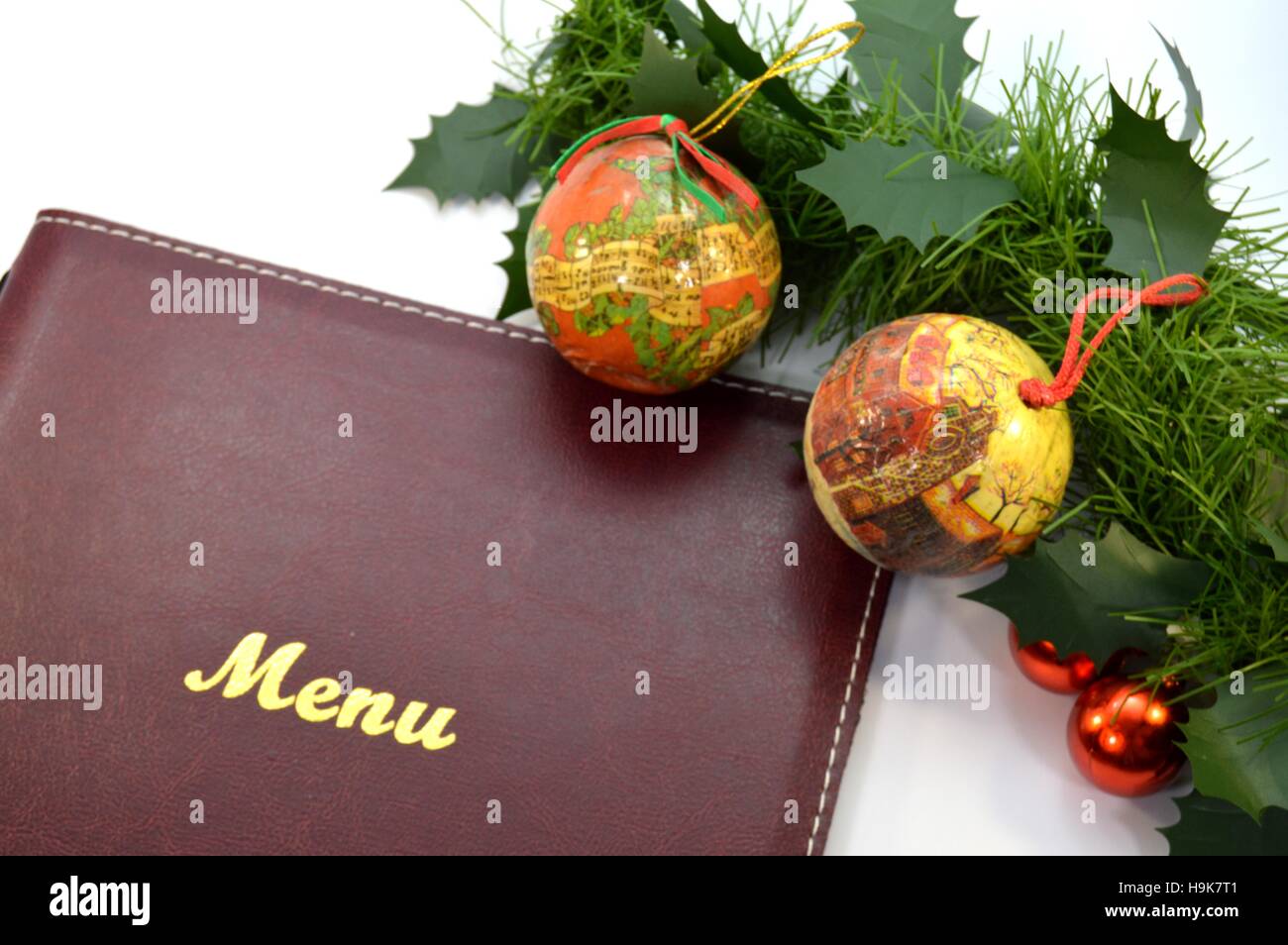Carte des menus avec deux boules de noël sur un coin avec une guirlande Banque D'Images