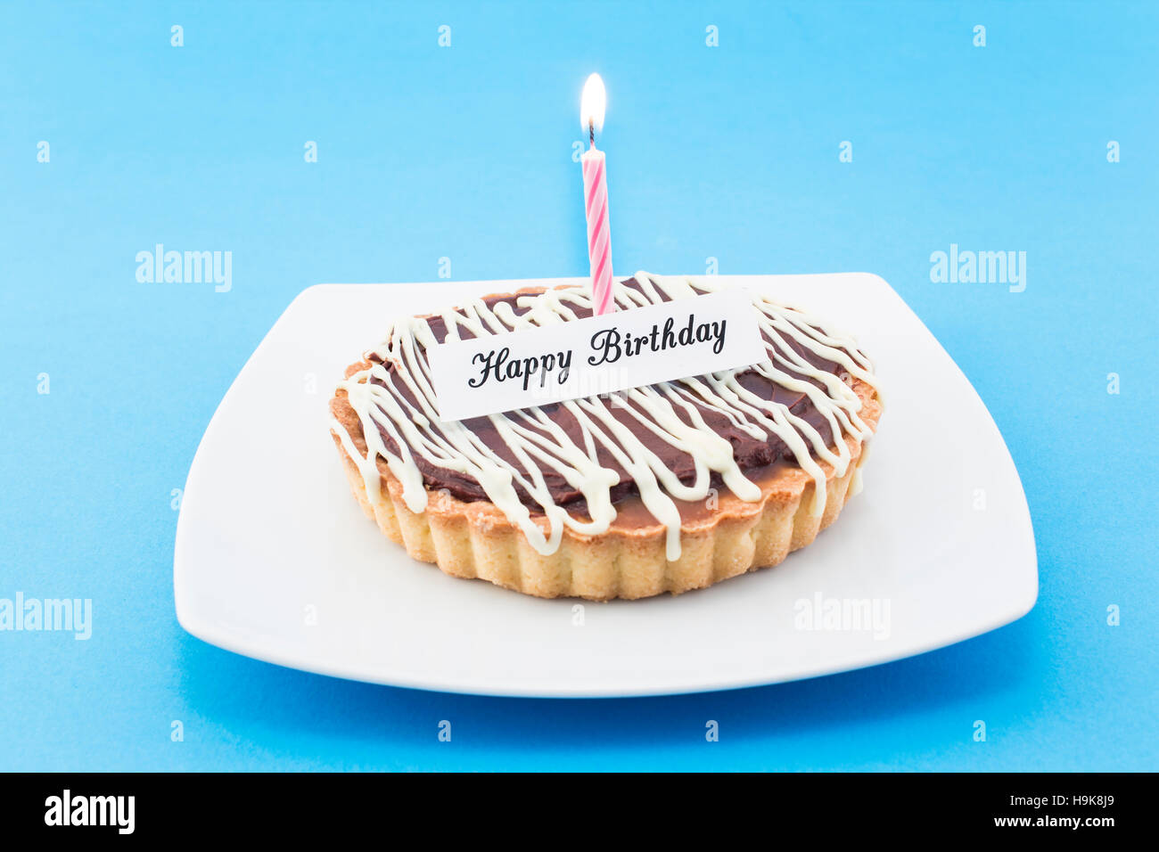 Joyeux Anniversaire Carte de souhaits avec Tart et bougie. Banque D'Images