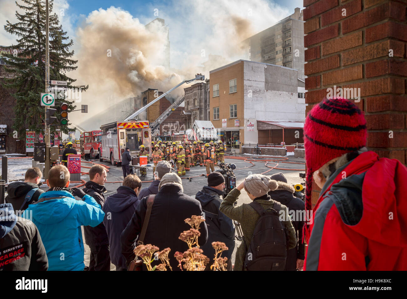 Montréal, CA - 23 Nov 2016 : les piétons et media watch les pompiers travaillent sur 'Cafe Amusement 68' bâtiment en feu, 3464 avenue du Parc. Banque D'Images