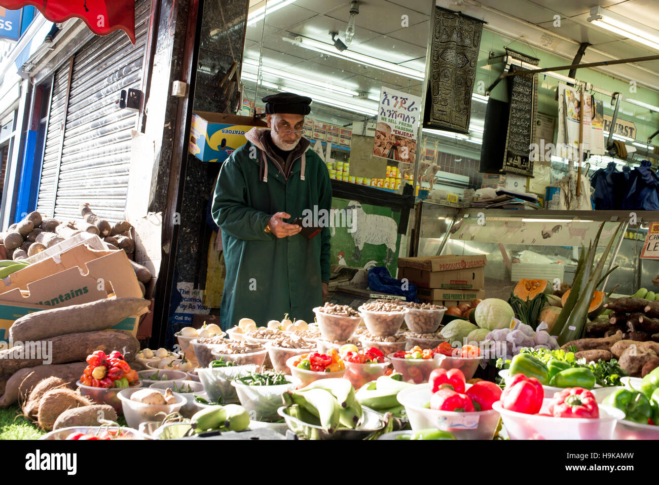 Propriétaire d'un petit magasin de fruits et légumes et la boucherie halal dans Ridley Road market au coeur de Dalston, East London. Banque D'Images