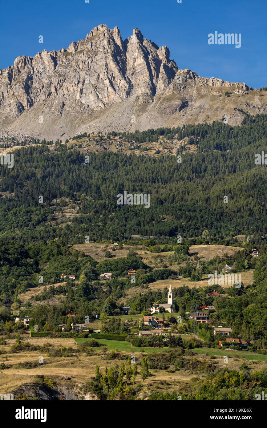 Chabrieres Aiguilles (aiguilles de Chabrières) et le Village de L'Eglise sur un après-midi d'été. Hautes Alpes, France Banque D'Images