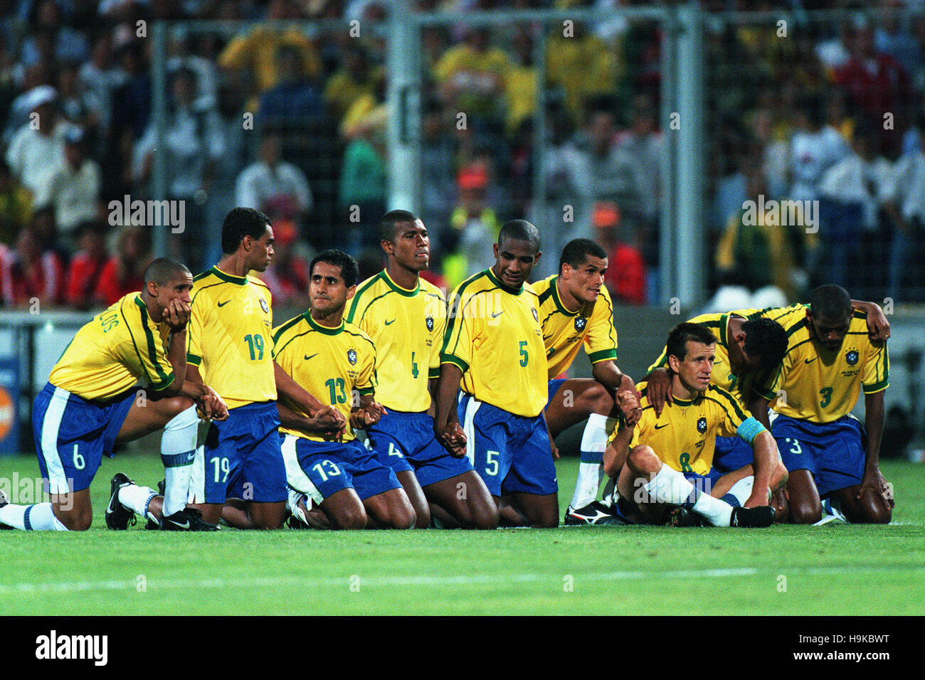 Regardez l'équipe brésilienne BRÉSIL PÉNALITÉS V HOLLAND 07 Juillet 1998 Banque D'Images