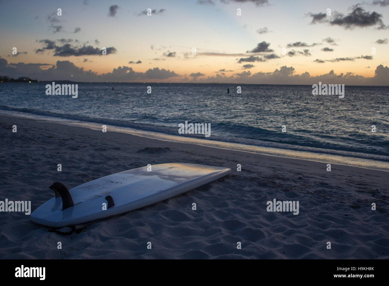 Paddle Board sur la plage au crépuscule Banque D'Images