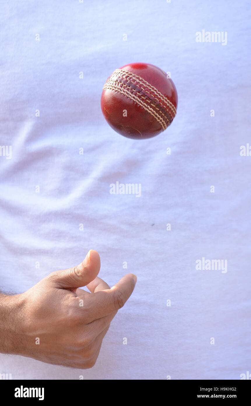 Spin bowler cricket aller à balle. Banque D'Images