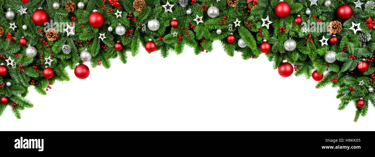 Large en forme de passage de frontière Noël isolé sur blanc, composé de branches de sapin frais et ornements en rouge et argent Banque D'Images