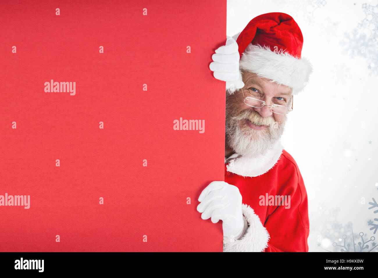 Image composite de santa claus peeking de planche rouge Banque D'Images