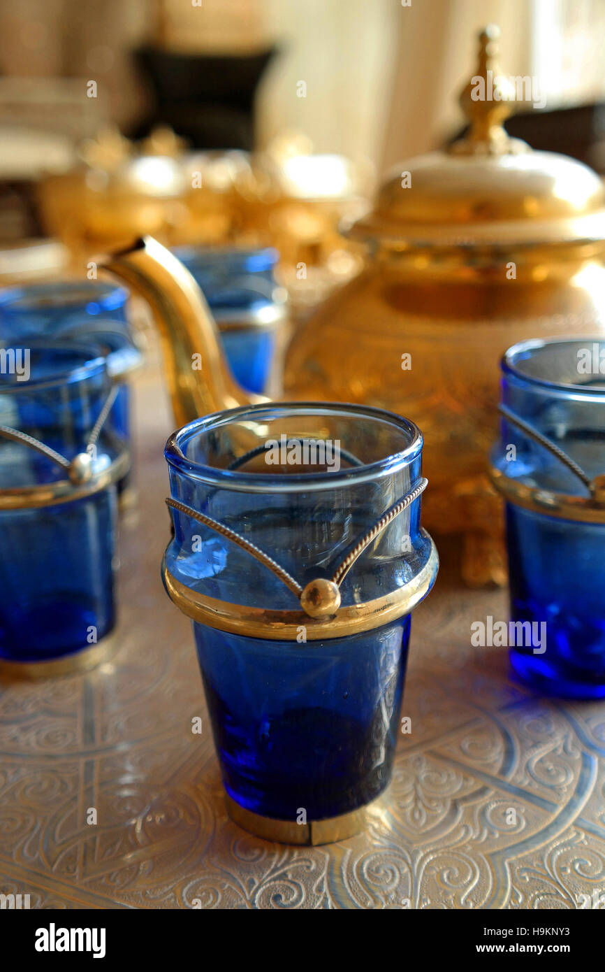 Théière marocaine traditionnelle et verres Photo Stock - Alamy