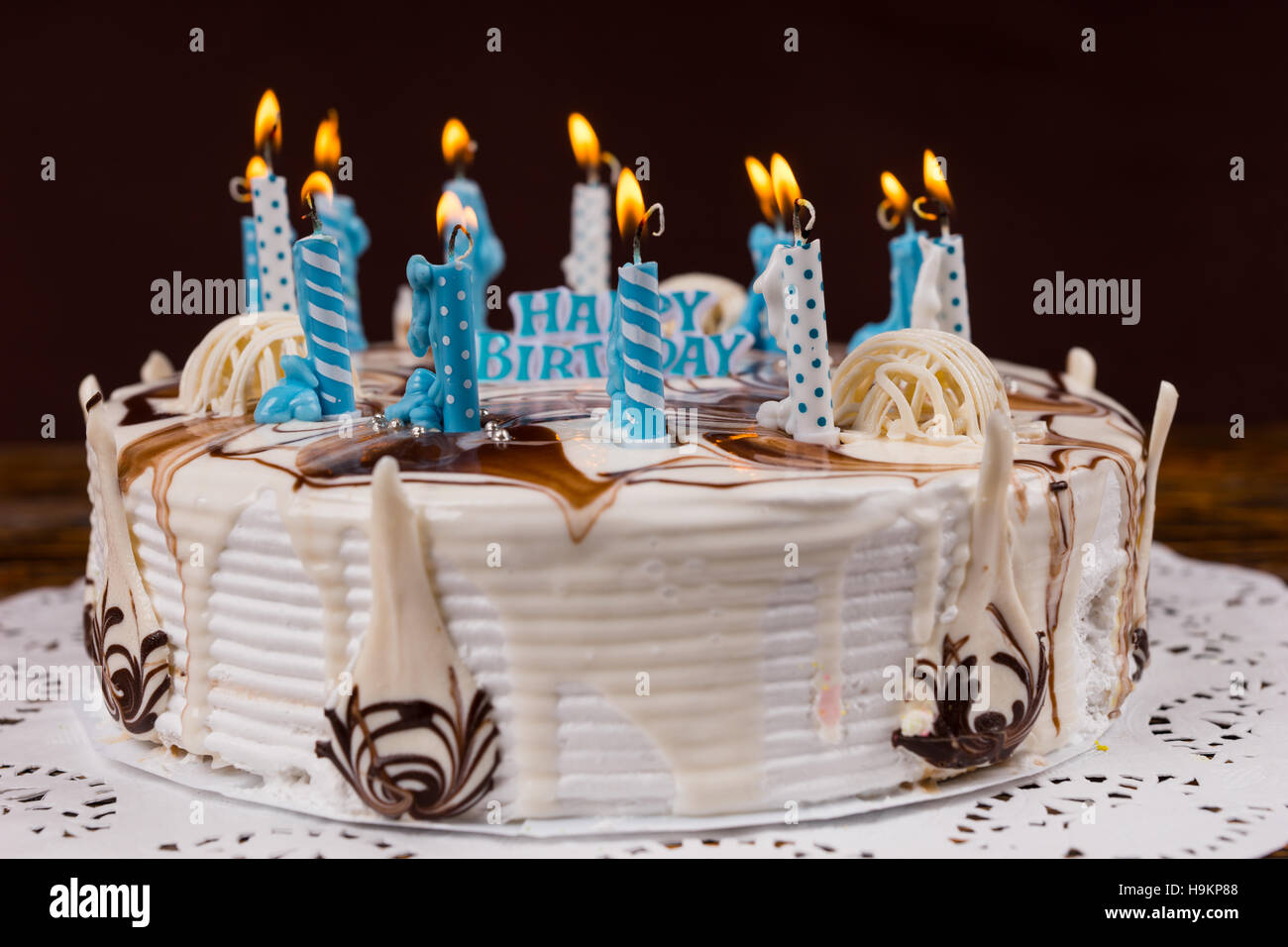 Gateau D Anniversaire Fait Maison Avec Beaucoup De Bruler Des Bougies Bleu Pres De Differentes Couleurs De Macarons Sur Serviette Blanche Photo Stock Alamy